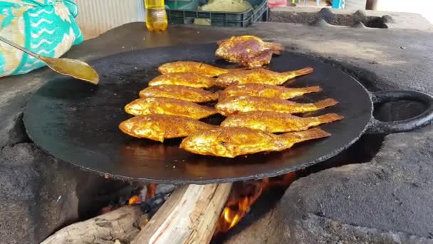 Πικάντικα Ψάρια Τηγανίζονται Ένα Μεγάλο Τηγάνι Από Χυτοσίδηρο Ένα Εστιατόριο — Αρχείο Βίντεο