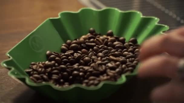 堆的新鲜烘培咖啡豆 — 图库视频影像
