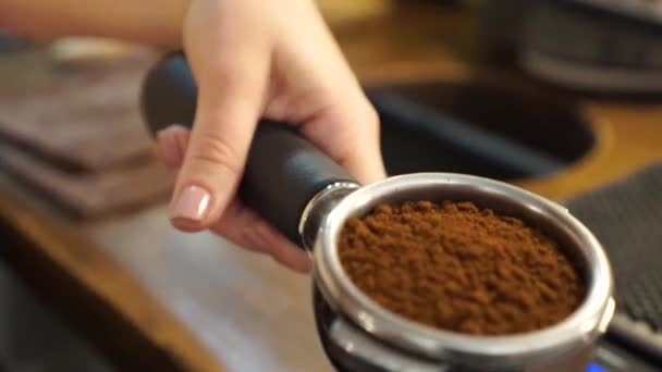 Slowmo ポルタフィルターの新鮮な挽いたコーヒー豆 閉じる — ストック動画