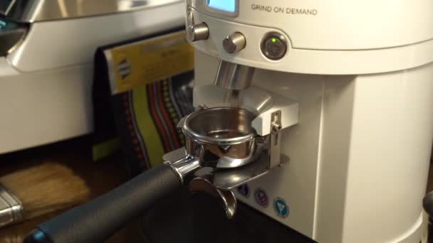 Slowmo Barista Femelle Professionnelle Moud Grains Café Frais Dans Portafilter — Video