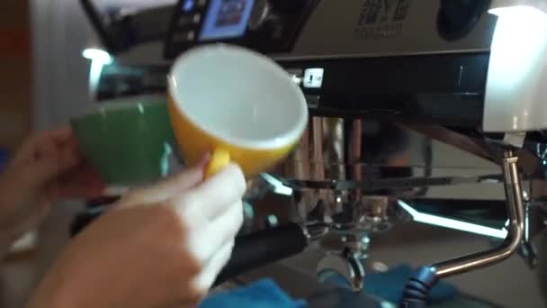 Slowmo Profissional Barista Feminino Colocando Copos Cappuccino Porelain Sob Máquina — Vídeo de Stock