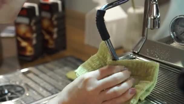 职业女性咖啡师用布清洗蒸汽棒 — 图库视频影像