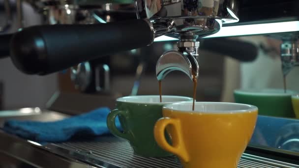 咖啡机在瓷杯中倒入浓缩咖啡 — 图库视频影像