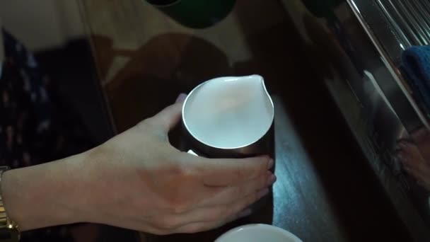 Slowmo Επαγγελματική Γυναίκα Barista Ανακατεύει Γάλα Και Χύνει Άλλα Αφρό — Αρχείο Βίντεο