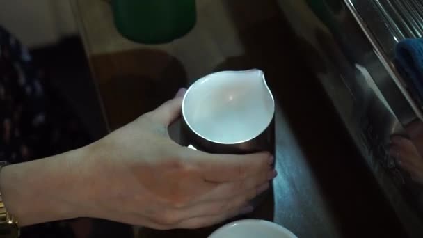 Επαγγελματική Γυναίκα Barista Ανακατεύει Γάλα Και Χύνει Άλλα Αφρό Κανάτα — Αρχείο Βίντεο
