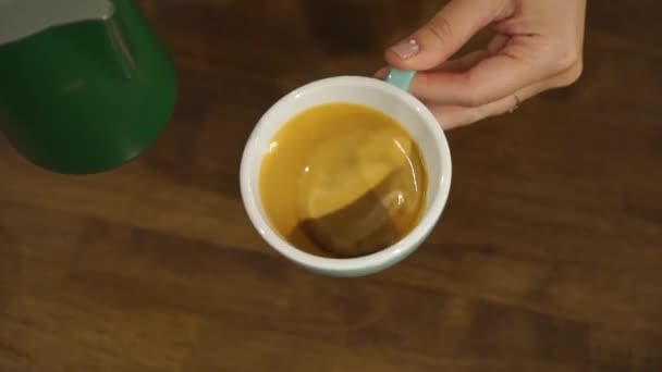 卡布奇诺的职业女性咖啡师制作郁金香 — 图库视频影像