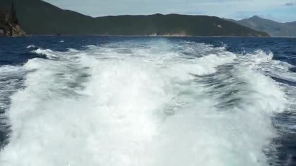 Zpět Loď Vlny Modrou Oblohou Horami Pozadí — Stock video