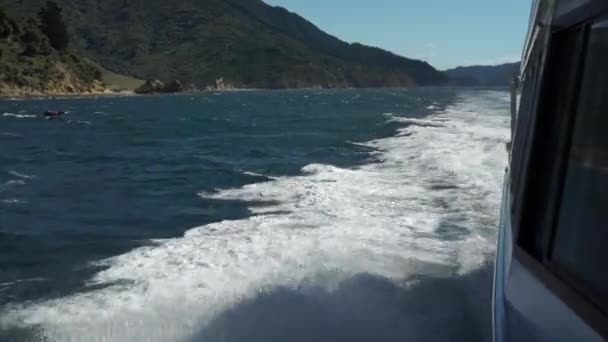 Pěnové Vlny Lámání Boku Výletní Lodi Marlborough Sounds Nový Zéland — Stock video