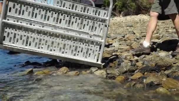 Bootsfahrt Mit Touristen Boarding Auf Felsigem Strand Marlborough Sounds Neuseeland — Stockvideo