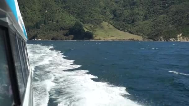 Pěnové Vlny Lámání Boku Výletní Lodi Marlborough Sounds Nový Zéland — Stock video