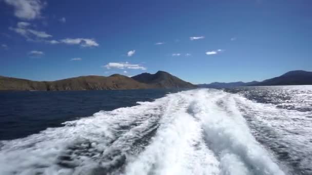 Slowmo Parte Posterior Las Olas Del Barco Con Cielo Azul — Vídeo de stock