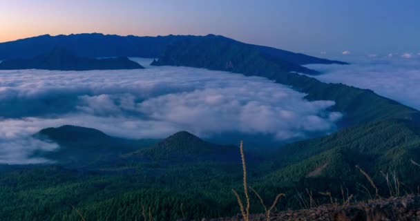 カナリア諸島のラ パルマ島の日没時の雲の海 ビリゴヨ火山の頂から見た — ストック動画