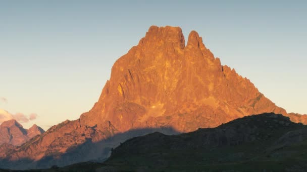 日落在法国比利牛斯的大屿山 在Midi Dossau峰的Alpenglow — 图库视频影像