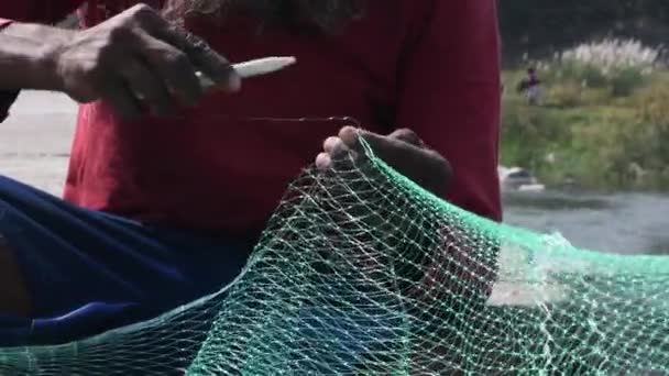 Pescador Indiano Sul Tricô Uma Rede Pesca Nylon Verde Com — Vídeo de Stock