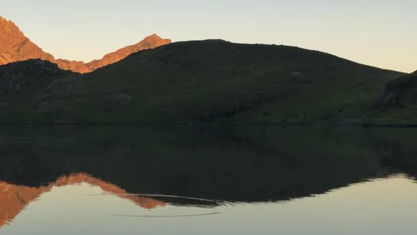 日落在法国比利牛斯的大屿山 在Midi Dossau峰的Alpenglow — 图库视频影像