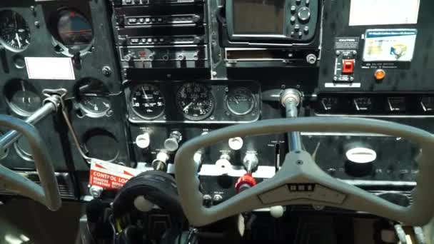 Dentro Cabina Avión Pequeño Con Instrumentos Controles Vuelo — Vídeos de Stock