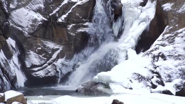 Felsbrocken Fällt Aus Nächster Nähe Einem Kalten Wintertag — Stockvideo