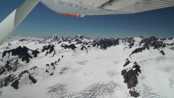 Aoraki Mountain Cook National Park Southern Alps New Zealandの雪は岩の山をキャップヘリコプターからの景色飛行 — ストック動画