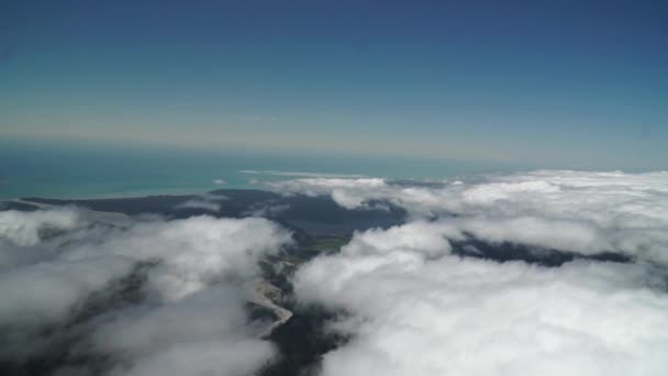 飛行機の風光明媚なフライトからフランツ ヨーゼフ西海岸 ニュージーランド 雲と海の空中ビュー — ストック動画