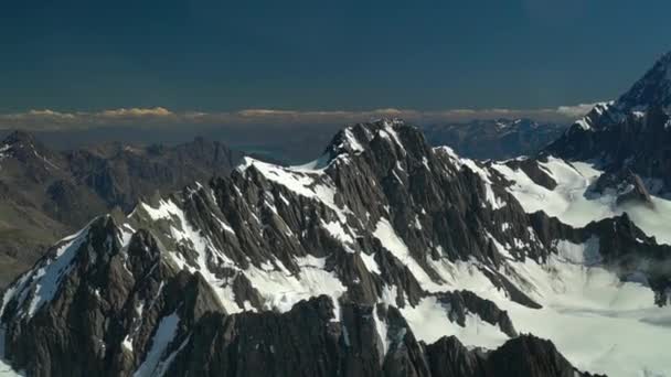 雪は背景に氷河湖Pukakiと飛行機の風光明媚なフライトからニュージーランド 南アルプス アオラキ山クック国立公園に岩の山をキャップ — ストック動画