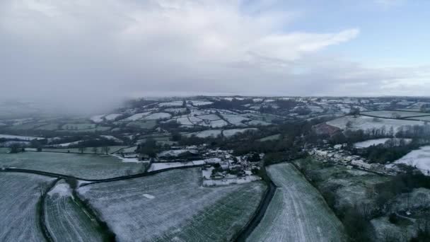 Широкоугольная Высоковоздушная Трасса Боком Над Холодной Заснеженной Английской Сельской Сценой — стоковое видео