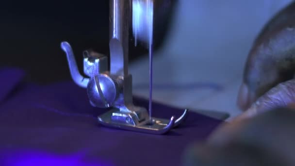 Primer Plano Una Aguja Máquina Coser Que Cose Paño Violeta — Vídeos de Stock