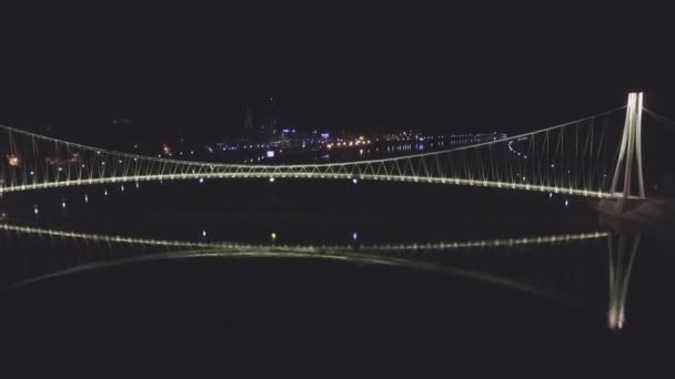 Nachtflug Richtung Led Beleuchtete Hängebrücke Brücke Ende Abknicken Und Person — Stockvideo