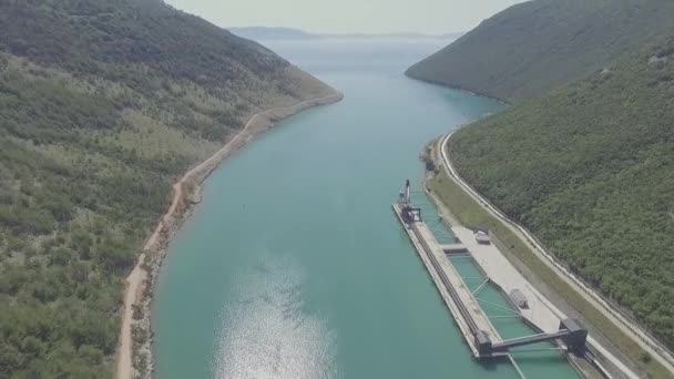 Entrada Orilla Del Mar Con Estructura Industrial Pan — Vídeo de stock