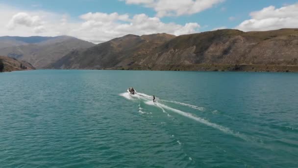 Slowmo Esquí Acuático Detrás Del Barco Lago Dunstan Cerca Presa — Vídeos de Stock