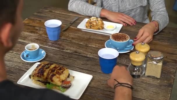 Jeune Couple Prenant Café Petit Déjeuner Dans Café Élégant — Video