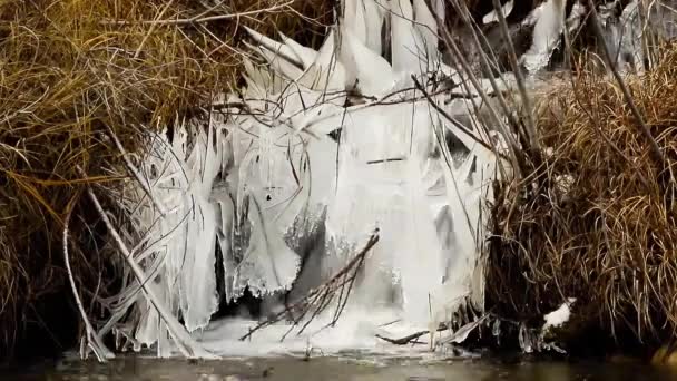 Plons Ijs Gevormd Door Een Waterval Van Een Zijkanaal Naar — Stockvideo