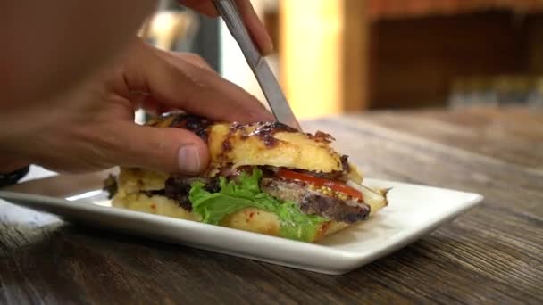 白种人在时尚咖啡馆切牛肉三明治当早餐 — 图库视频影像