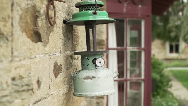 Slowmo Antigua Lámpara Aceite Época Histórica Pared Piedra — Vídeos de Stock