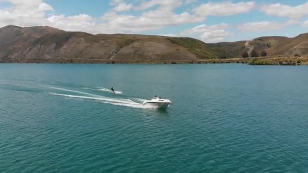 Waterskiën Achter Boot Lake Dunstan Bij Clyde Dam Centraal Otago — Stockvideo