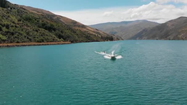 Esquí Acuático Detrás Del Barco Lago Dunstan Cerca Presa Clyde — Vídeo de stock