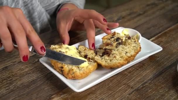 Jeune Femme Etaler Beurre Sur Scone Traditionnel Maison Néo Zélandais — Video