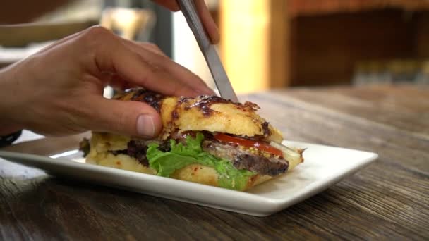 Slowmo Homme Caucasien Coupe Sandwich Bœuf Pour Petit Déjeuner Café — Video