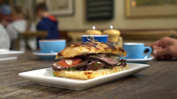 Slowmo Sándwich Carne Res Para Desayuno Cafés Fondo Cafetería Con — Vídeos de Stock