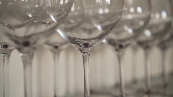 Slowmo Glassware Macro Close Puste Kieliszki Wina Luksusowej Restauracji — Wideo stockowe