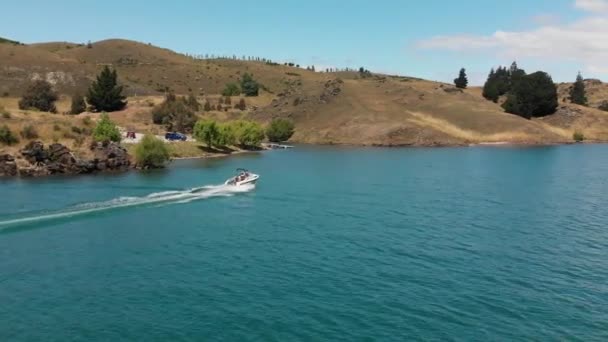 Aérea Barco Lago Dunstan Central Otago Nueva Zelanda Con Montañas — Vídeo de stock