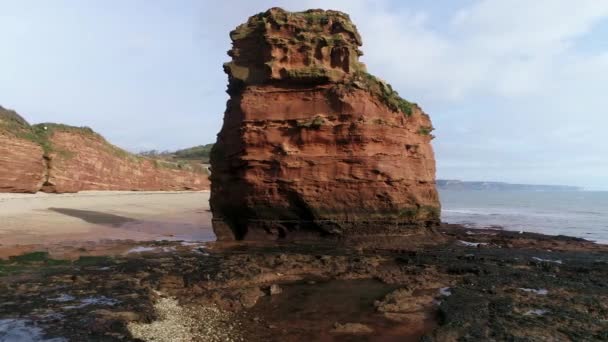 Tracciamento Laterale Aerea Una Pila Scogliere Rosse Ladram Bay Vicino — Video Stock