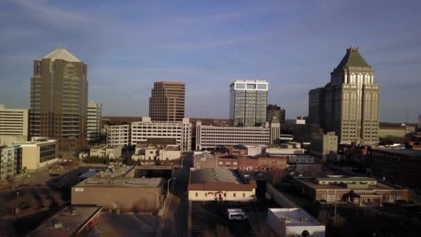 Tiefflug Dringt Greensboro North Carolina Skyline Ein — Stockvideo