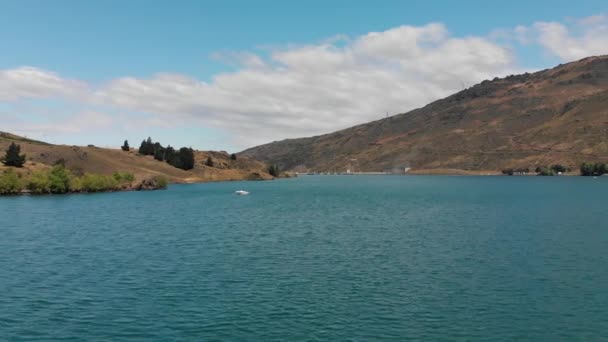 Slowmo Aéreo Barco Lago Dunstan Otago Central Nova Zelândia Com — Vídeo de Stock