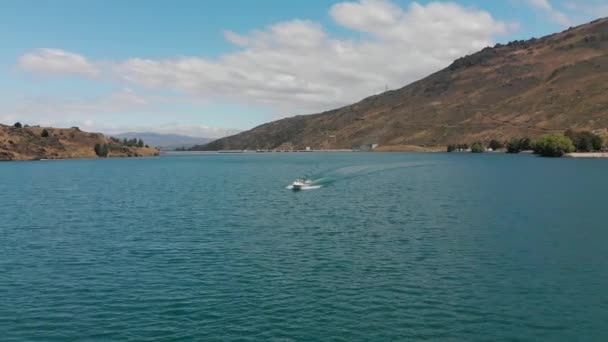 Narciarstwo Wodne Łodzią Jeziorze Dunstan Pobliżu Tamy Clyde Central Otago — Wideo stockowe