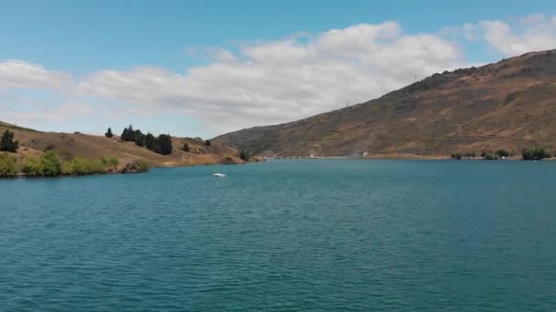 Aéreo Barco Lago Dunstan Central Otago Nova Zelândia Com Montanhas — Vídeo de Stock
