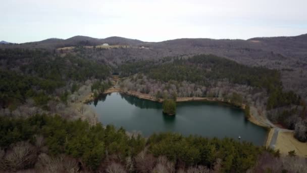 ノースカロライナ州ブローロック近くのバス湖の空中 背景の丘の上にモーゼスコーンエステート — ストック動画