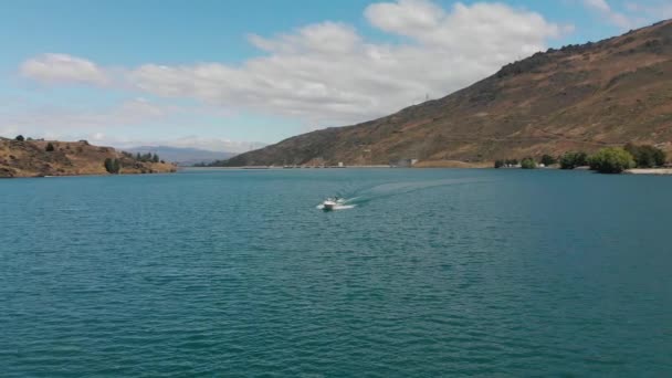 Slowmo Esquí Acuático Detrás Del Barco Lago Dunstan Cerca Presa — Vídeo de stock
