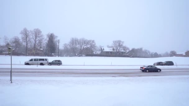 Αργή Κίνηση Πλάνα Από Αυτοκίνητα Που Οδηγούν Χιονισμένο Δρόμο — Αρχείο Βίντεο