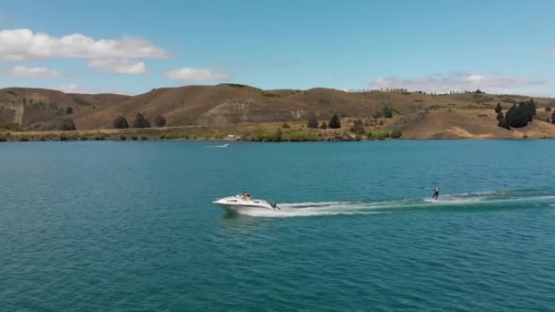 Waterskiën Achter Boot Lake Dunstan Bij Clyde Dam Centraal Otago — Stockvideo