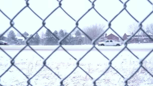 Carros Condução Estrada Coberta Neve — Vídeo de Stock